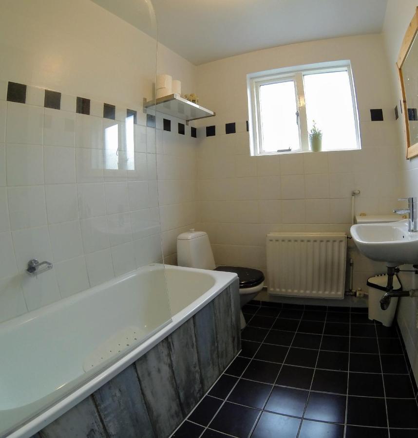 Skjolbraut - Cozy Apartment - Central Location - Free Parking - Close To A Public Swimming Pool And Sky Lagoon レイキャヴィーク エクステリア 写真